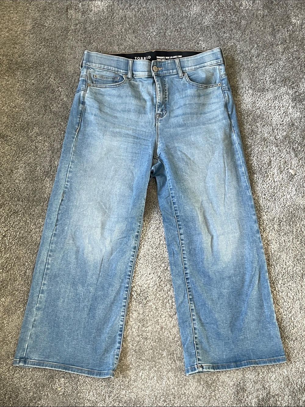 EC Torrid Bombshell Wide Leg Ankle Crop Jeans - Light Wash - Size 12